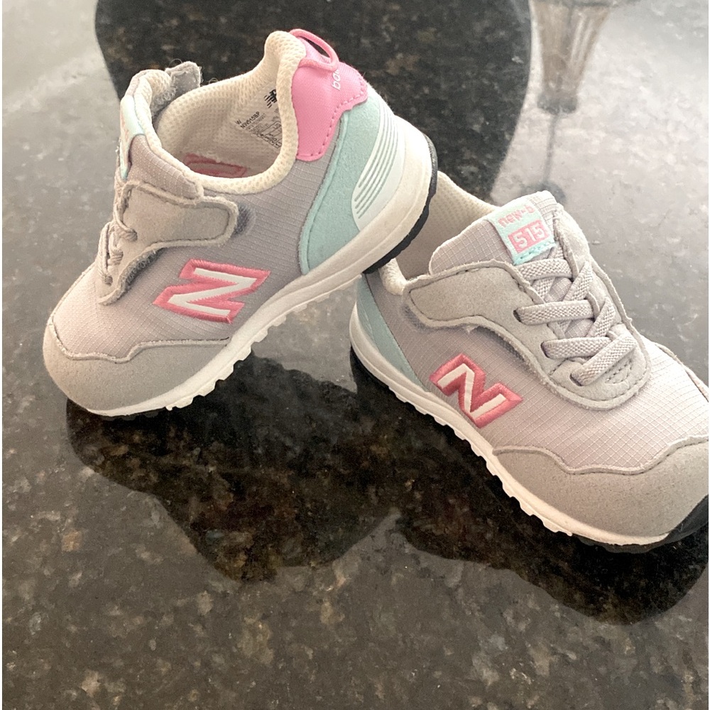 Toddler girl, new balance shoes, size 4. Only worn once!
